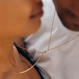 恋人の記念日彼と彼女のボーイフレンドのガールフレンドのための2つのマッチングネックレス磁気カップルネックレスのセット