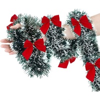 Guirlande de Noël Artificielle Vert Pin en PET avec Ruban Métallique Vert Foncé et Bordure Blanche – Ornement Festif pour Fêtes