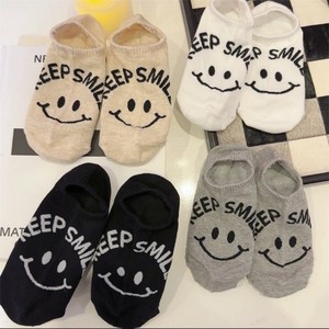 Chaussettes unisexes invisibles à motif visage souriant, avec slogan 'Keep Smile', douces, respirantes, confortables, pour usage quotidien et mode. - Product Image 6