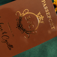 Invitations de mariage pour passeport à texture laminée marron foncé personnalisées avec enveloppes assorties pour événement de mariage