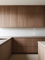 Armoires de cuisine en placage de bois avec système d'éclairage encastré et panneau arrière pour la gestion des câbles