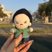 Poupée en peluche KPOP SUGA de 10 cm, figurine en peluche, chemise rayée verte, pantalon en jean, poupée en coton doux, cadeau quotidien pour garçons et filles, pendentif