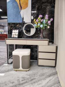 סט חדר שינה מלא: שולחן איפור מעץ מלא וארון מראה עור משולב - Product Image 2