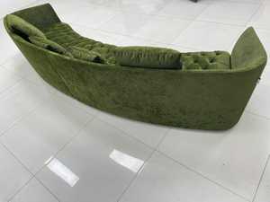 Sofá Curvo Francés para la Sala de Estar. Diseño Creativo de Superficie Lunar del Diseñador. Sofá Moderno en el Amplio Penthouse. - Product Image 5