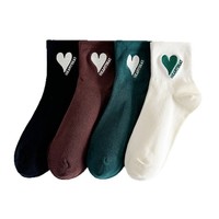 Chaussettes mi-mollet pour femmes de couleur verte avec des motifs en forme de cœur, adaptées aux entraînements de style scolaire
