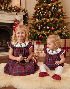 Robe salopette pour enfants à motif sapin de Noël, rouge et bleu marine à carreaux, collection de fêtes, tenue brodée à la main - Product Image 3