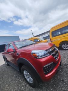 משאית טנדר s משאית היא כונן יד שמאל, אדום בצבע, עם מונית כפולה ו 4 x4 הנעה לכל גלגל - Product Image 2