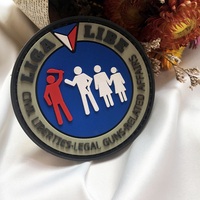 Logo de marque personnalisé lettres blanches étiquettes en silicone patch en caoutchouc de silicone fer à repasser pour vêtements étiquette de cou étiquette en caoutchouc