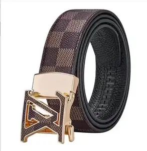 Cinturón de cuero con hebilla de letra clásica para hombre nuevo personalizado cinturón de vaca con hebilla automática tendencia de moda hermoso negocio para hombre