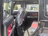 Voiture électrique moderne à 4 roues pour adultes, idéale pour les trajets quotidiens en extérieur