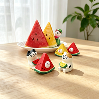Watermeloenplakjes Kat Harsen Figuur - Handgemaakt Schattig Mini Bureau Ornament Feeën Religieuze Thema's Muziek Liefde voor Zomer Decoratie Cadeau