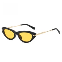 Lunettes de soleil rectangulaires rétro œil de chat légères en gros, monture noire en PC, branches en métal doré, protection UV400, style tendance unisexe