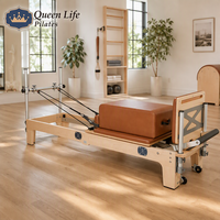 QueenLife Machine de Pilates Reformer en Bois d'Érable avec Ressorts Allemands, Plateforme de Saut, Barre de Pieds Réglable, Chaîne, Équipement de Studio de Yoga