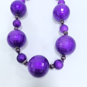 Collier de perles disco violettes géantes - Marque STAR Accessoire de fête de Mardi Gras et de Noël à lancer - Product Image 2