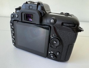 Cámara Réflex Digital Profesional HFT <span class=keywords><strong>D7500</strong></span>, Lente AF-S 18-55 mm DX, Formato APS-C, Video 4K UHD, Sensor CMOS, Tarjeta SD, Pantalla de 3 Pulgadas - Product Image 4