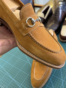 Mocasines de verano Horse Clench Lofou de punta redonda con pedales de un solo pie, color marrón dorado, con piel volteada, hechos a mano, con suela de cuero Goodyear - Product Image 3
