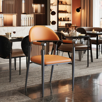 Chaise italienne légère et luxueuse pour table à thé, café en cuir souple, chaise moderne à dossier en métal.