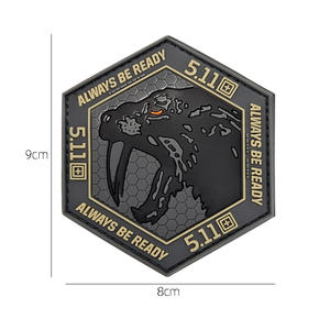 Badge à paillettes en tissu et résine, motif Tigre à dents de sabre gris, écologique, taille personnalisable, avec crochets pour vêtements et sacs à dos - Product Image 2