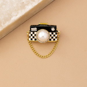 Broche d'appareil photo à motif damier 5 couleurs en alliage de zinc, décorée de perles et de strass, épinglette de revers, broches de <span class=keywords><strong>mode</strong></span> pour femmes, vente en gros - Product Image 2