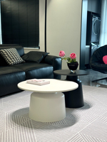 Table basse moderne en bois style crème avec panneau et structure en acier inoxydable pour petit appartement, salon, mobilier de maison