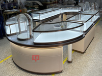 Vitrine de Luxe Moderne pour Bijouterie, Meuble de Présentation en Verre Courbé et Acier Inoxydable, Combinaison de Couleurs Personnalisée, Vitrine à Bijoux