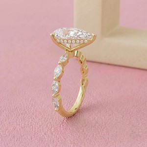 Bague de fiançailles solitaire vintage avec diamant taille poire et bande de diamants taille marquise pour bijoux de mariée classiques et luxueux - Product Image 2