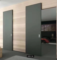Porte coulissante murale dissimulée en bois composite technique, style grange, avec système de rail, pour intérieur moderne