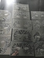 Pochoirs d'aérographe étanches DIY personnalisés pour la peinture de visage et la décoration de gâteaux Caractéristiques temporaires