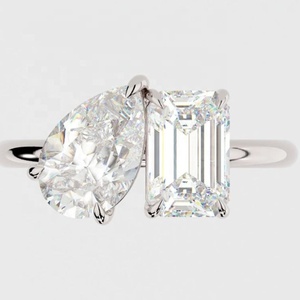 Bague Toi et Moi en or blanc, rose et jaune <span class=keywords><strong>4K</strong></span> avec <span class=keywords><strong>2</strong></span> diamants taille émeraude de <span class=keywords><strong>2</strong></span> carats chacun - Product Image 2