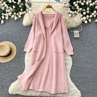 Ensemble deux pièces décontracté pour femme : cardigan long à capuche en maille douce et robe moulante à bretelles pour l'automne