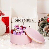 Boîte cadeau ronde avec couvercle, présentant un motif floral rose avec bordure dorée, personnalisable selon vos besoins