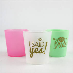 Gobelet à boisson en plastique, petit verre à shot pour bière et whisky, avec design incliné personnalisé pour les fêtes - Product Image 4