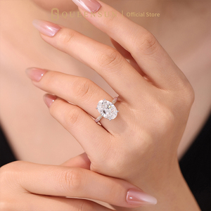 Anello di Lusso in Oro Giallo e Bianco 18K con Diamante Ovale e Halo Nascosto Rosa Bicolore Stile Celebrità per Fidanzamento - Product Image 2