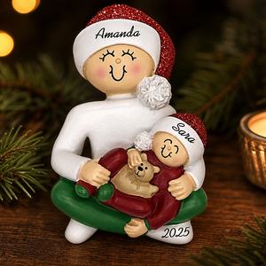Figurine de Noël en résine Père Mère Bébé, ours en peluche câlin sur lèvres, chapeau de Père Noël, berceau, cadeau souvenir à suspendre à l'arbre - Product Image 6