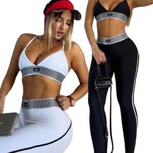 Ensemble de yoga pour femme : Soutien-gorge de sport, Legging taille haute à rayures, Débardeur court à col en V et bretelles spaghetti, Longueur intégrale, 91% Polyester - Product Image 1