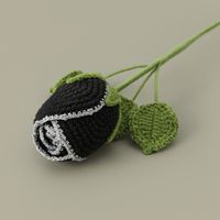 Rose Amigurumi Gothique Bicolore Faite à la Main, Cadeau Floral Romantique et Ténébreux pour Décoration de Vase et Bouquet