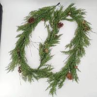 Guirlande de cyprès de 9 pieds en promotion pour décorations de Noël sur escalier