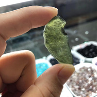 Pendentif en verre de Moldavite en vrac pour la fabrication de colliers, vente en gros