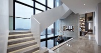 Escalier intérieur en spirale de haute qualité, garde-corps en verre, design moderne, acier, bois, pierre naturelle, écologique, durable pour hôtel