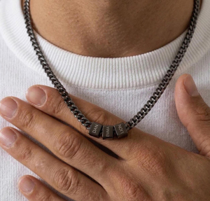 CYNYA Collana Personalizzata da Uomo con Nome <span class=keywords><strong>di</strong></span> Famiglia, Collana con Ciondolo a Forma <span class=keywords><strong>di</strong></span> Nome, Collana da Figlia per Papà, Regalo per Papà, Regalo <span class=keywords><strong>di</strong></span> Natale - Product Image 1