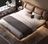 Lit flottant confortable de style moderne minimaliste de luxe léger avec surface en cuir véritable, cadre en chêne et pieds en métal pour chambre à coucher