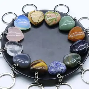 Prix de gros de porte-clés en cristal de pierres précieuses naturelles idée cadeau de fête des pères pierre de guérison mini porte-clés coeur en cristal pour cadeau