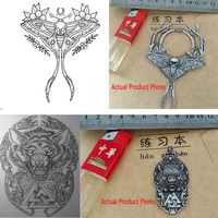 Pendentif Casque Viking, Amulette Guerrier Mythologie Nordique, Talisman Barbare Cornu, Bijou Martelé Fait Main avec Nœuds Celtiques, Cadeau
