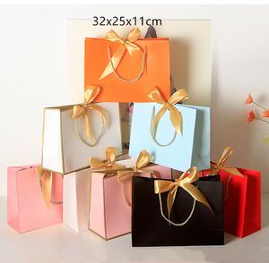 ถุงกระดาษบรรจุภัณฑ์ของขวัญเครื่องประดับเสื้อผ้าพิมพ์โลโก้สั่งทำสีดำหรูหราขายส่ง - Product Image 6