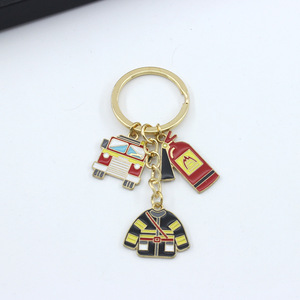 Lot de porte-clés à thème <span class=keywords><strong>pompier</strong></span> : <span class=keywords><strong>camion</strong></span> de pompiers, hydrant, combinaison de <span class=keywords><strong>pompier</strong></span>, extincteur – Promotion sécurité incendie - Product Image 4