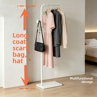Porte-manteau sur pied en métal de style moderne et épuré, de luxe discret, avec plateau en pierre pour la maison