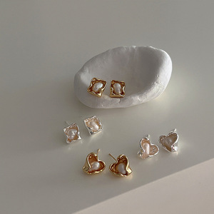 ต่างหูเงินแท้ S925 ดีไซน์เรียบง่าย ทันสมัย รูปหัวใจโลหะทรงเหลี่ยมประดับมุกเล็ก สำหรับผู้หญิงและเด็กผู้หญิง - Product Image 1