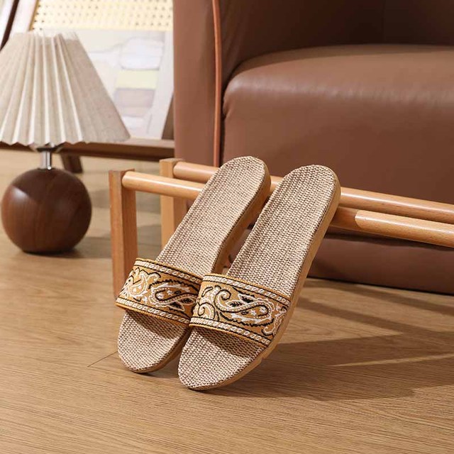 Manufacturers Wholesale  for Slippers Comfortable and Breathable for Men and Women with Retro Temperament for Home Use