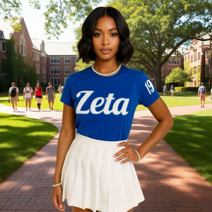 Camiseta Zeta Personalizada de Chenilla para Mujer, Letras Azules sobre Blanco, Manga Corta, Algodón, Bordada, Ropa de Hermandad Universitaria, Vida Griega Universitaria - Product Image 2