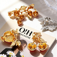 Broche fantaisie en émail motif fruits, en alliage plaqué or rose, ornée de strass en cristal, banane, grenade, fraise, cerise, épingle de revers, cadeau